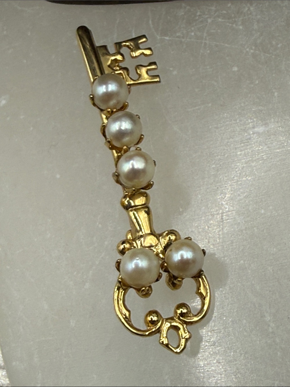 Gold-tone Pearl Key Brooch pin bat brooch lock key heart royal whimsical - Picture 3 of 9